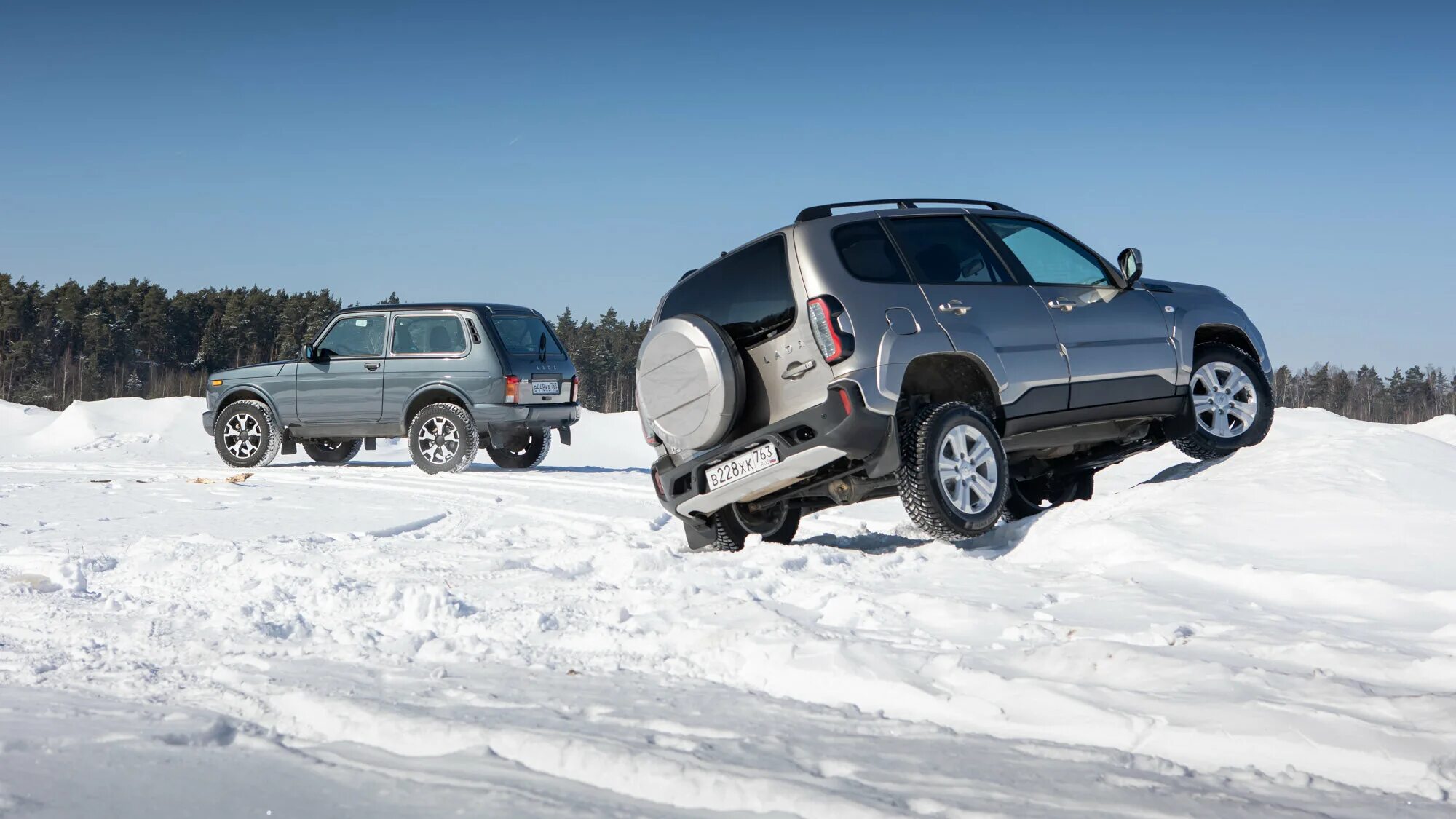 Полный привод зимой. Chevrolet Niva 2022. Нива Тревел vs Нива Шевроле. Нива Тревел по снегу.