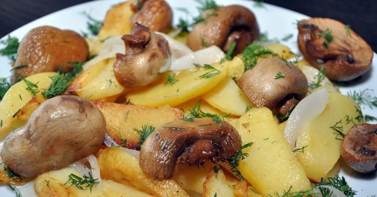 Есть картошку с грибами. Жареная картошка с грибами. Картофель жареный с грибами. Жареный картофан с грибами. Карточки грибы.