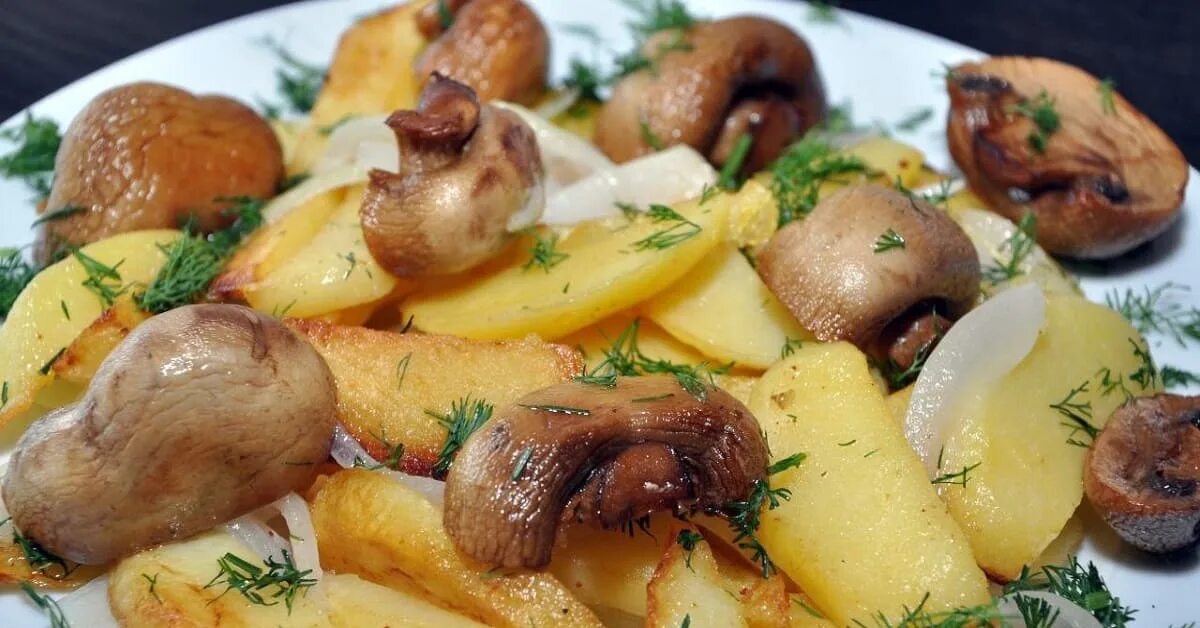 Маринованные грибы можно жарить с картошкой. Жареная картошечка с грибами. карточки грибы. картофель жареный с грибами. картошка с грибами на сковороде.