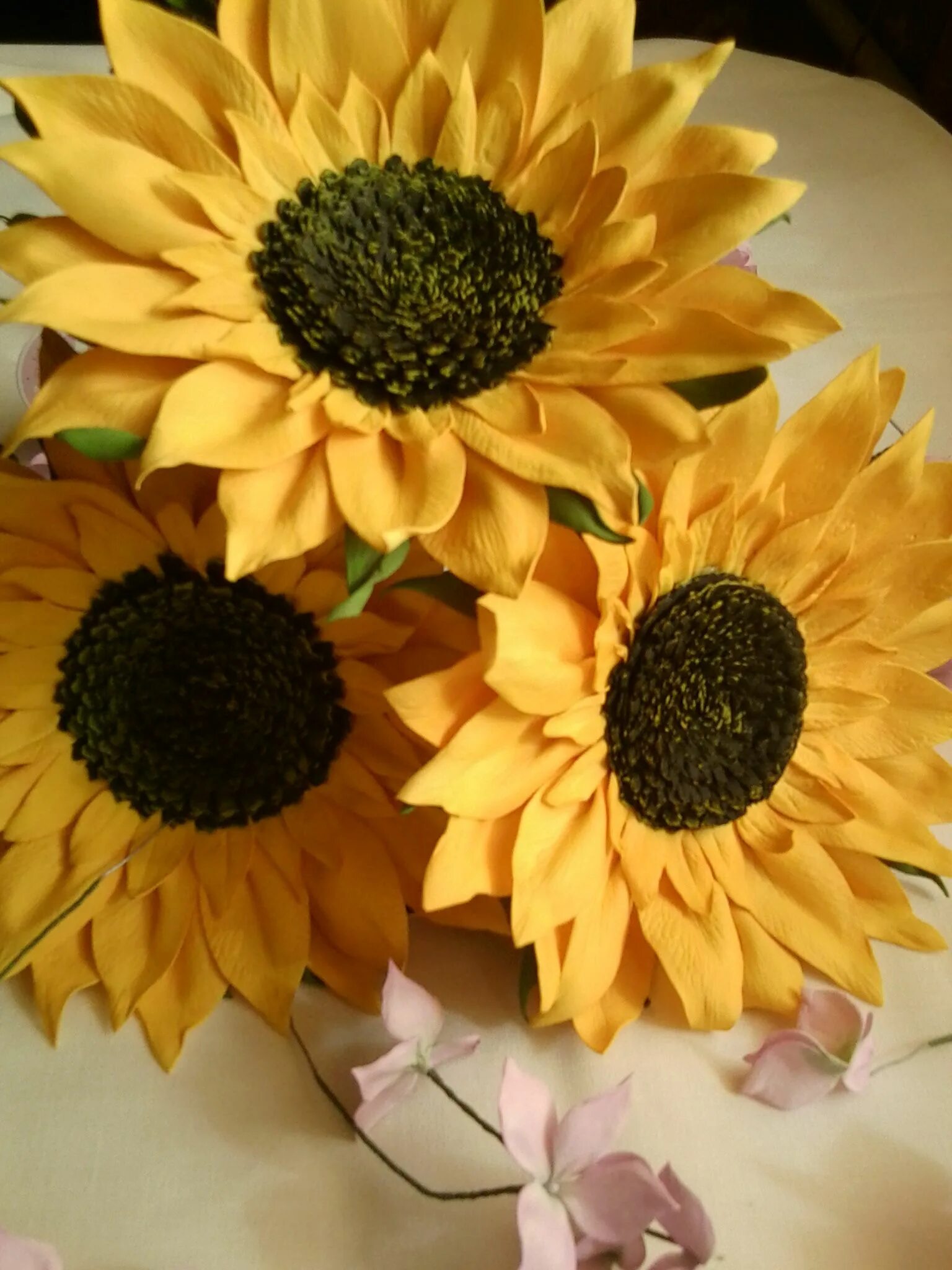 Фомиаран подсолнухи мк. Панно подсолнухи из атласных лент. Подсолнух из фоамирана. Подсолнух из ткани. Объемный подсолнух.