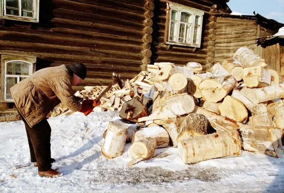 Они колят дрова. Дрова. Заготовка дров. Нарубленные дрова. Рубка дров.