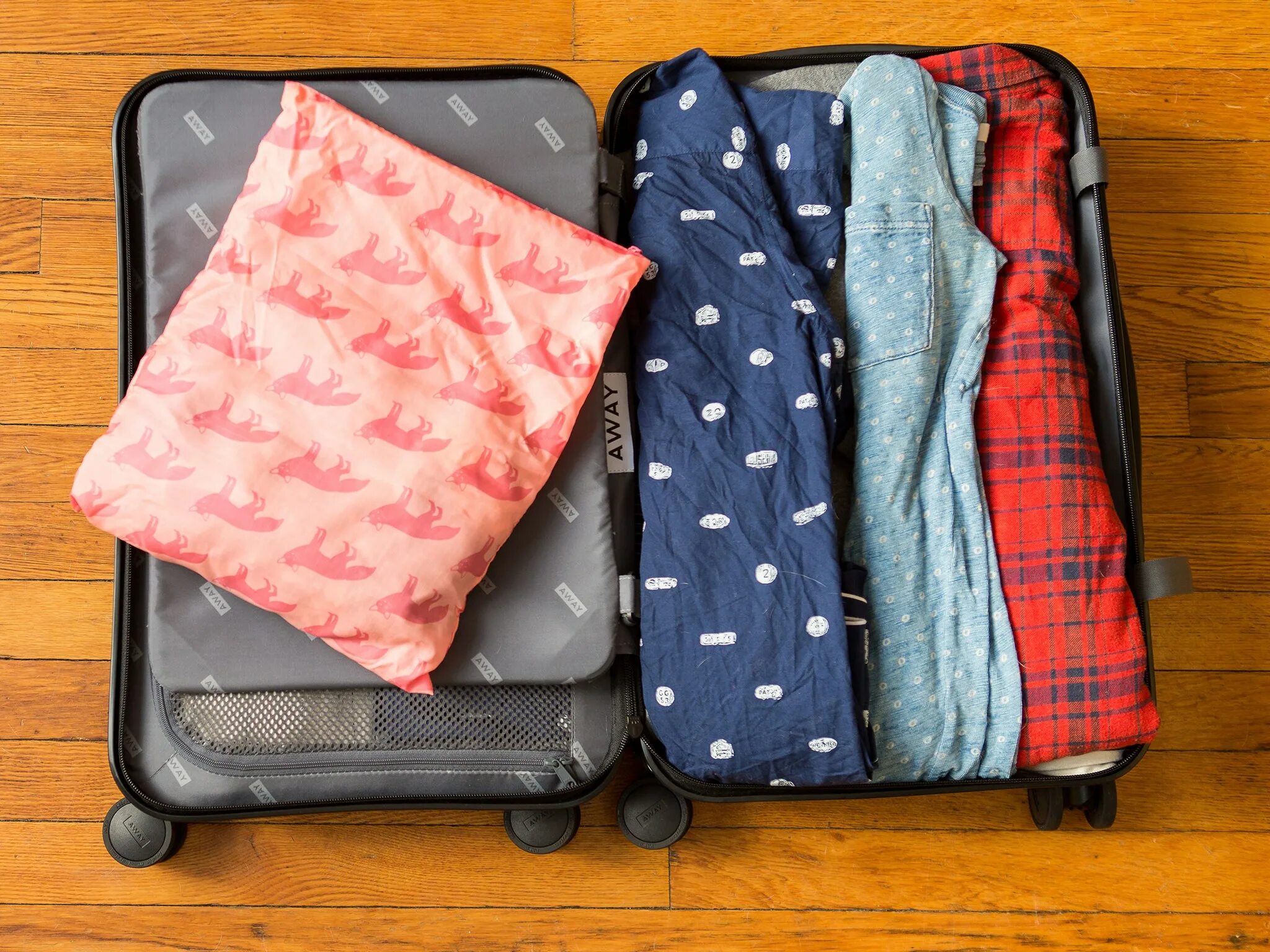Packing space. Стиль для путешествий. Clothes in Suitcase. Clothes Pack. Suitcase Full of Dress.