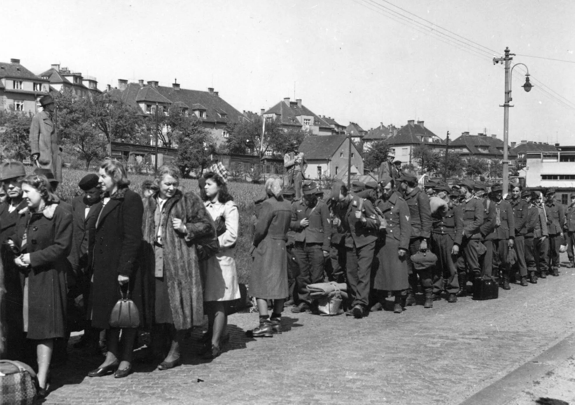 Немцы чехословакия. Депортация немцев из Польши 1945. Судетские немцы в Чехословакии. Выселение немцев из Силезии в 1945.