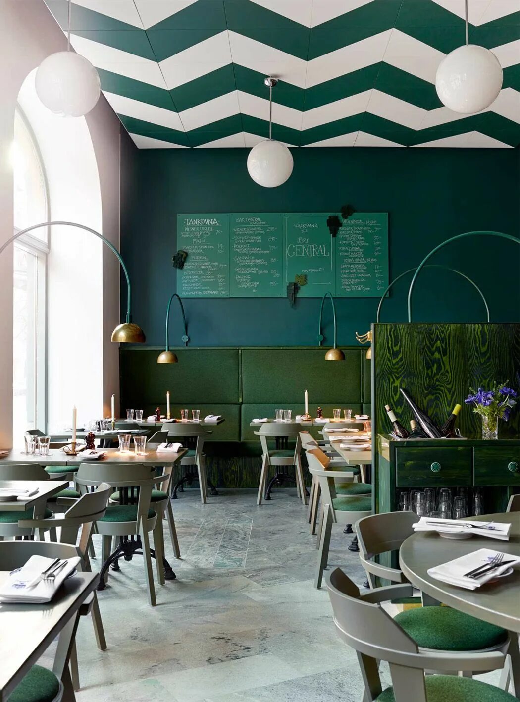 Ресторан «Restaurant Farang» в Стокгольме. Кафе в темно-зеленых тонах. Скандинавский стиль в интерьере кафе. Кафе в зеленом стиле. Зеленое кофейня