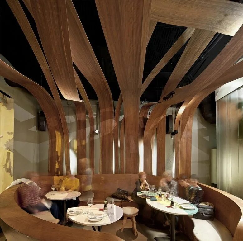 Необычный вариант. Ikibana restaurant в барселоне. необычные деревянные потолки. необычный интерьер ресторана. дерево в интерьере ресторана.