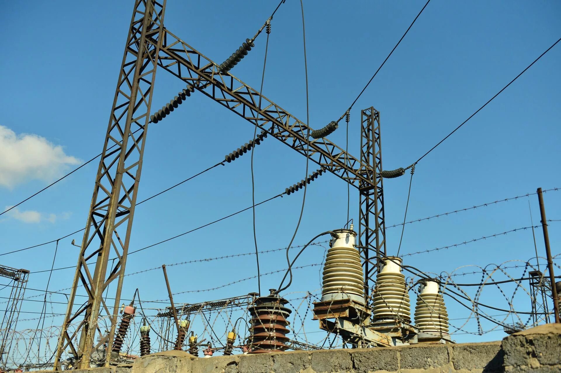 Электричество подстанция 35кв. Используется в электросетях. Электросетевой комплекс. Электрические сети. Лэп в городе.