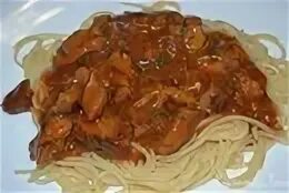 Как сделать гуляш с макаронами. Гуляш с макаронами. спагетти с гуляшом. гуляш из говядины с подливкой и макаронами. макароны с говядиной с подливкой.