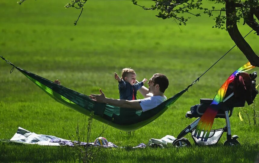 О дружбе и друзьях. Лук для путешествий летом. Жаркое лето девушки в деревне. Девушка солнце. Фото лето чудесное и девушка.
