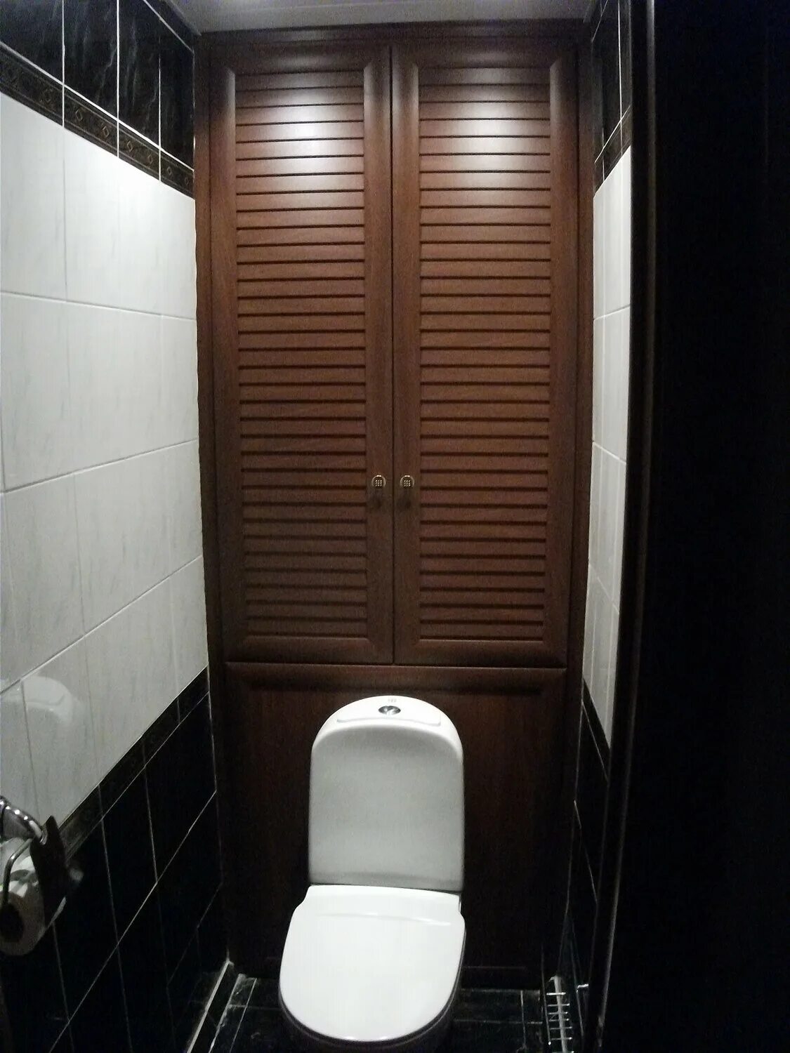 Дверца в туалете купить. Жалюзийные двери для сантехнического шкафа. Шкаф в туалет. Дверцы для шкафа в туалете. Шкаф в туалете за унитазом.