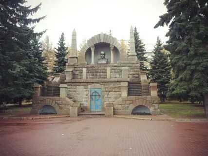 Памятник мавзолей