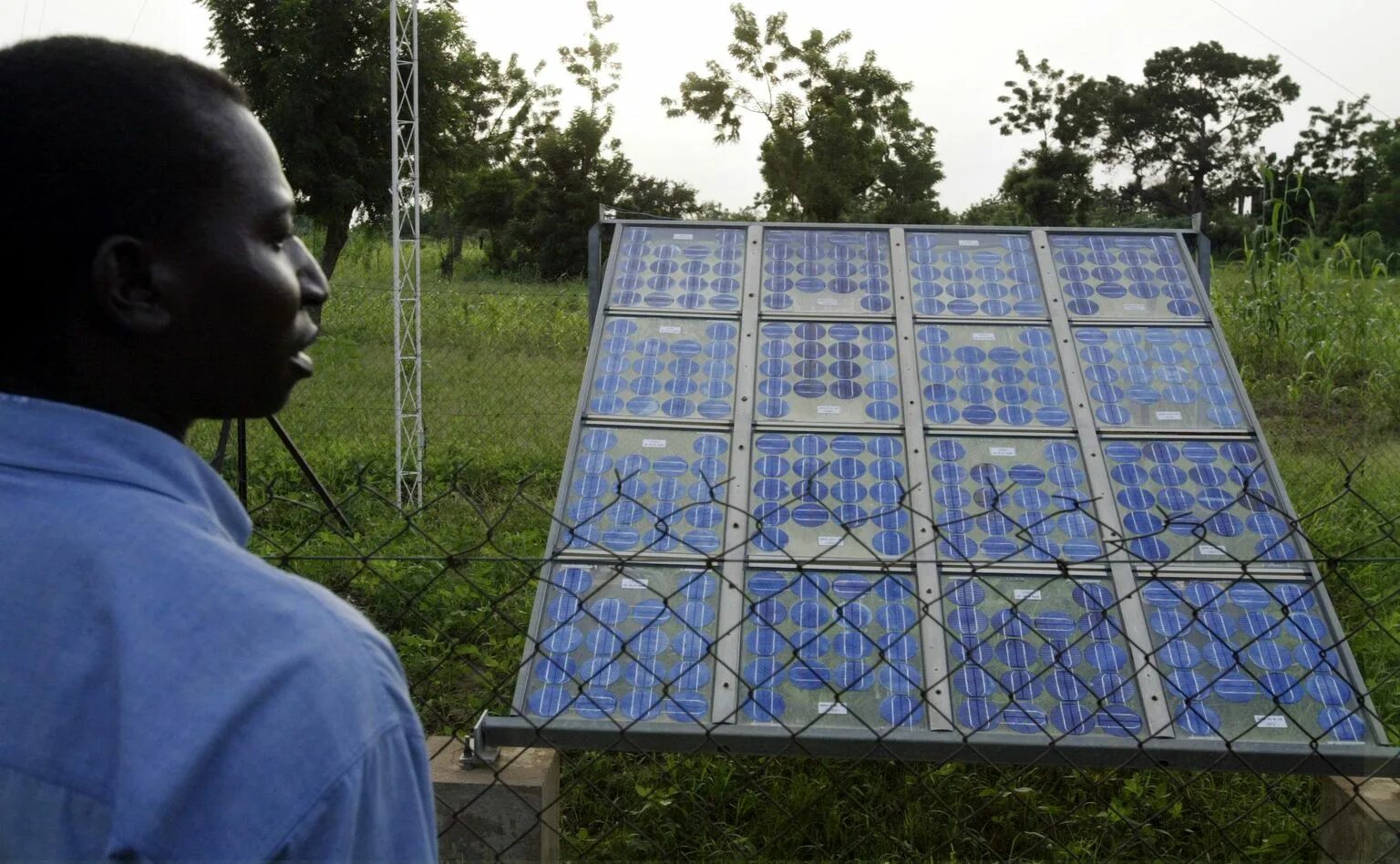 Рисунок Африка дом солнечные панели. Solar Panels Catastrophe Africa. Solar Cookers for Africa. Home Solar Systems in Village Zambia Africa. Power africa