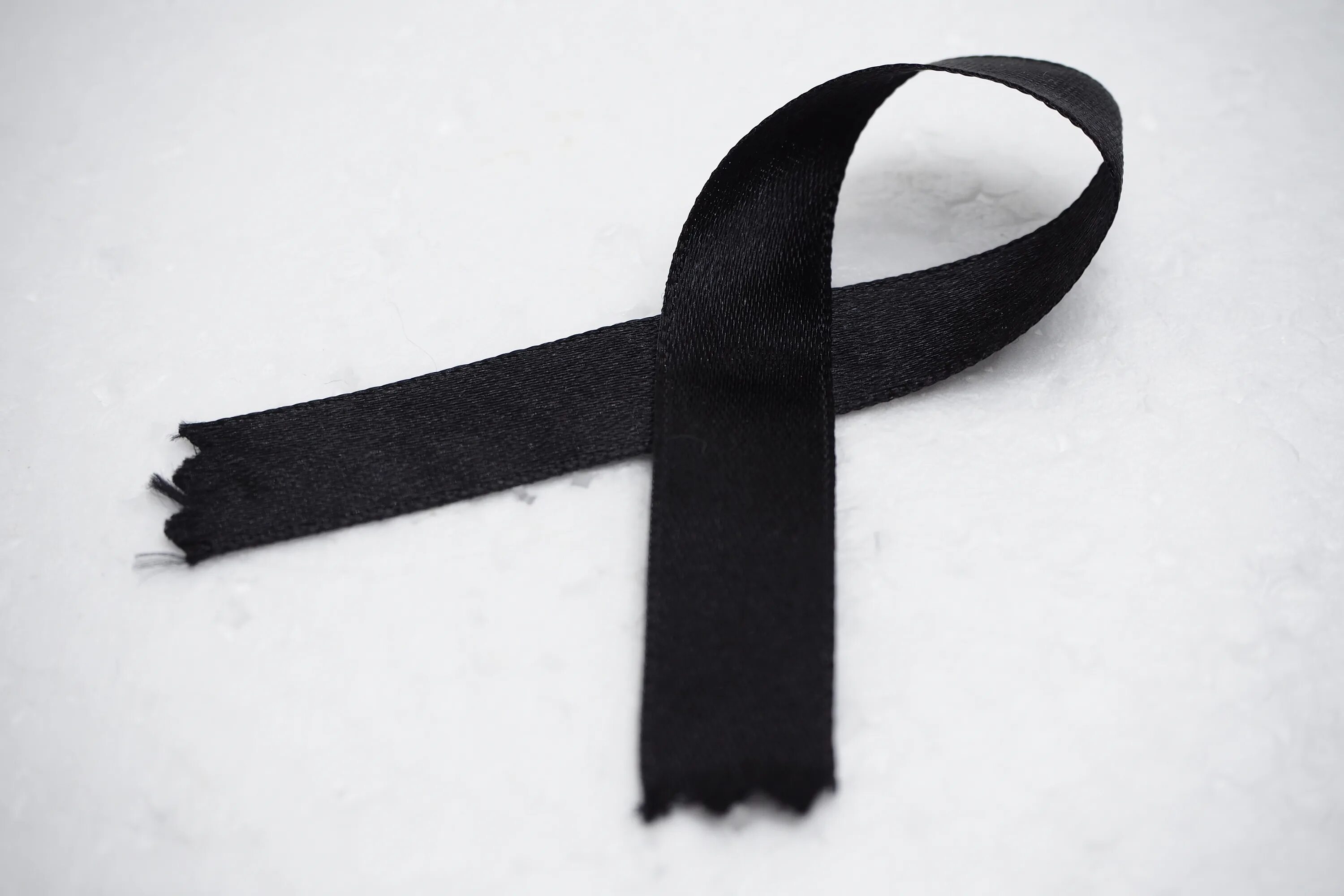 Похоронная повязка на голову трупу. Атрибут для ношения траура. Ukraine mourn Black ribbon. Черная повязка когда траур на голову. Сколько продлится траур крокус