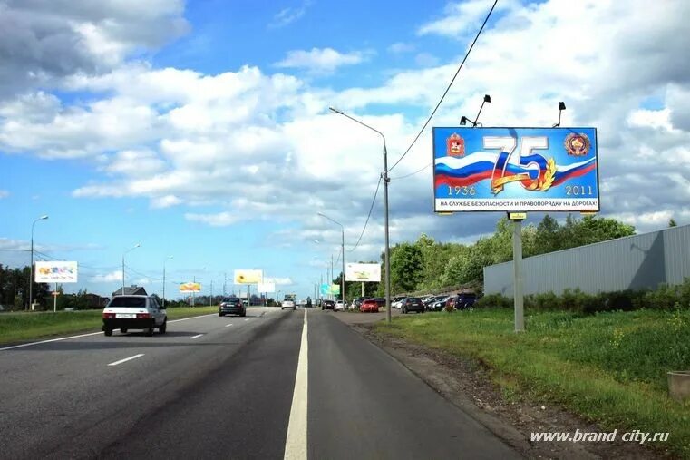 Рекламный баннер на трассе. Рекламный щит. Баннеры на трассе. Баннер на трассе. Рекламный баннер на дороге.