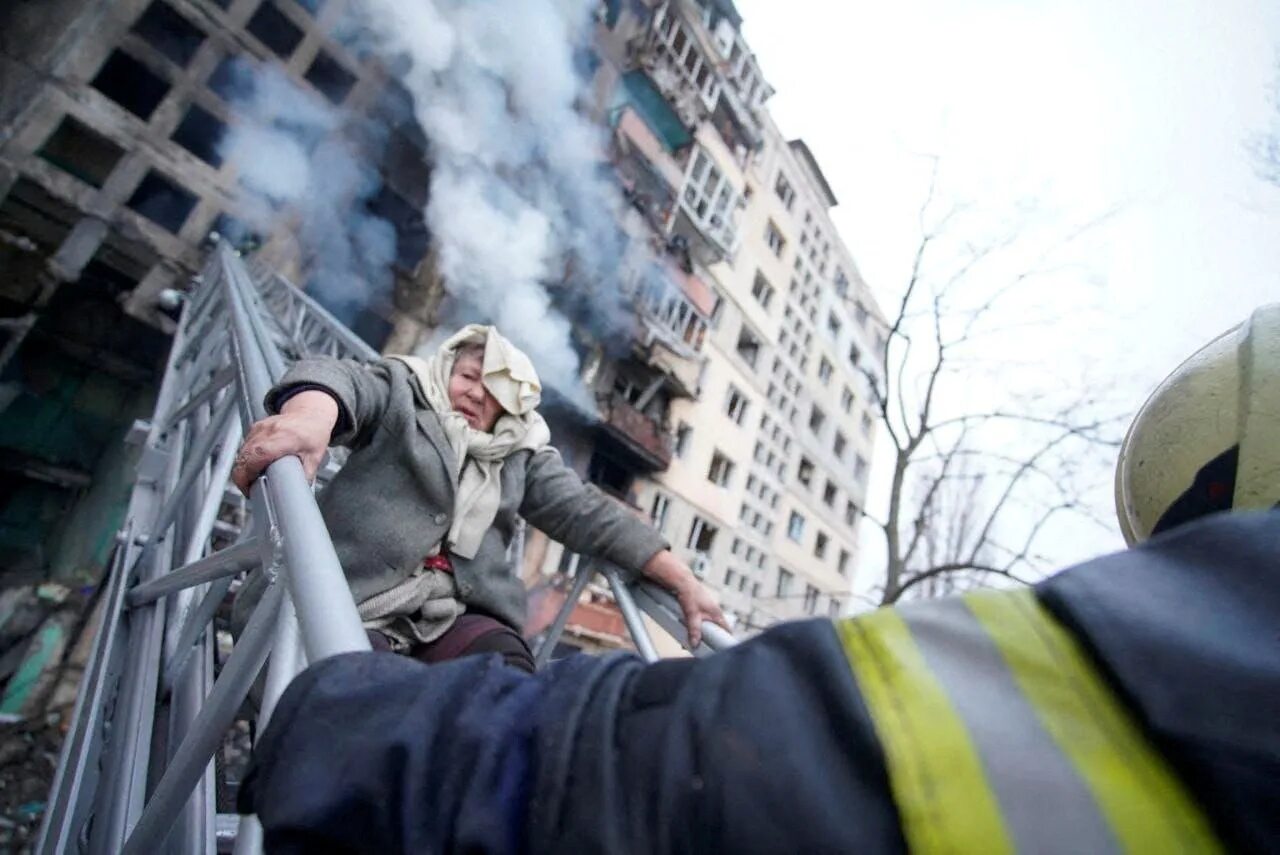 Взрыв в киеве сегодня последние новости. Взрыв здания. Пожар фото. Пожар в здании. Взрыв дома.