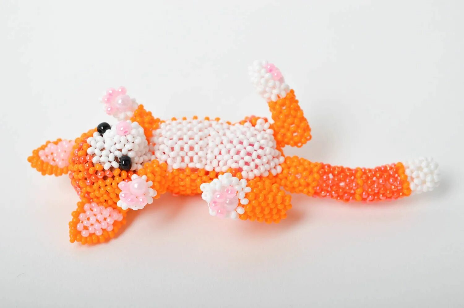 Брошь из бисера собачка. Брелок из бисера китик. Объемные животные из бисера схемы. Брелок из бисера для начинающих кошка. Брошь из бисера.