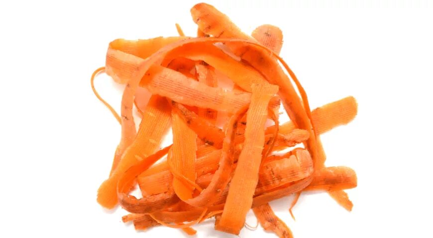 Снятое кожура. Кожура овощей. Шкурка от моркови. Кожура моркови. Пищевые отходы на белом фоне.