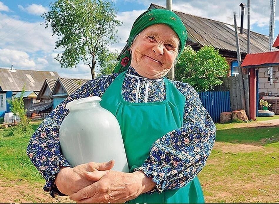 На веселе. Бабушка в деревне. Деревенская бабушка. Бабка в деревне. Бабушка в селе.