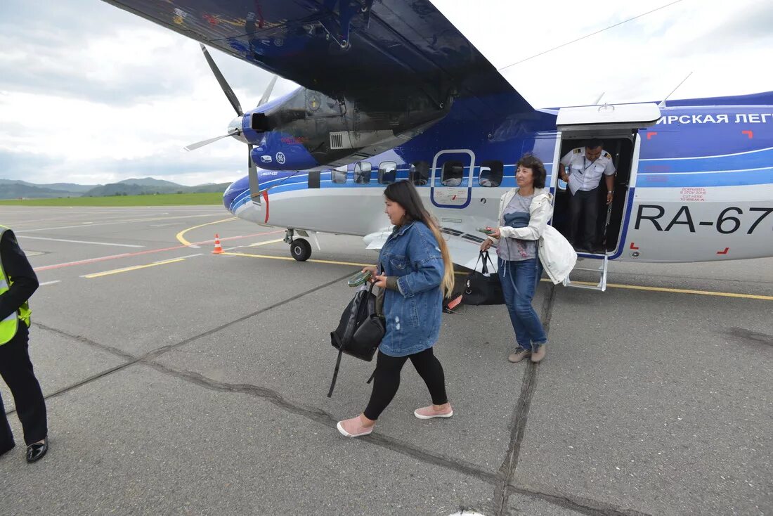 Самолет казань горно алтайск. Горно-Алтайск аэропорт самолеты. АН 28 сила авиакомпания. Самолет Новосибирск Горно Алтайск. Аэропорт Горно Алтайск сотрудники.