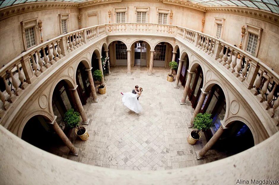 фотосессия в помещении. комната с колоннами. фотостудия москва электрозаводская. фотостудия с красным интерьером. циклорама сайдашева 30.