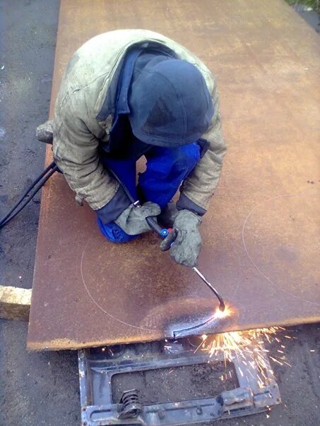 Газорезчик втормета. Газорезчик. Работа газорезчиком в волгограде свежие вакансии. Работа газорезчиком в волгограде свежие вакансии. Демонтаж металлических конструкций.