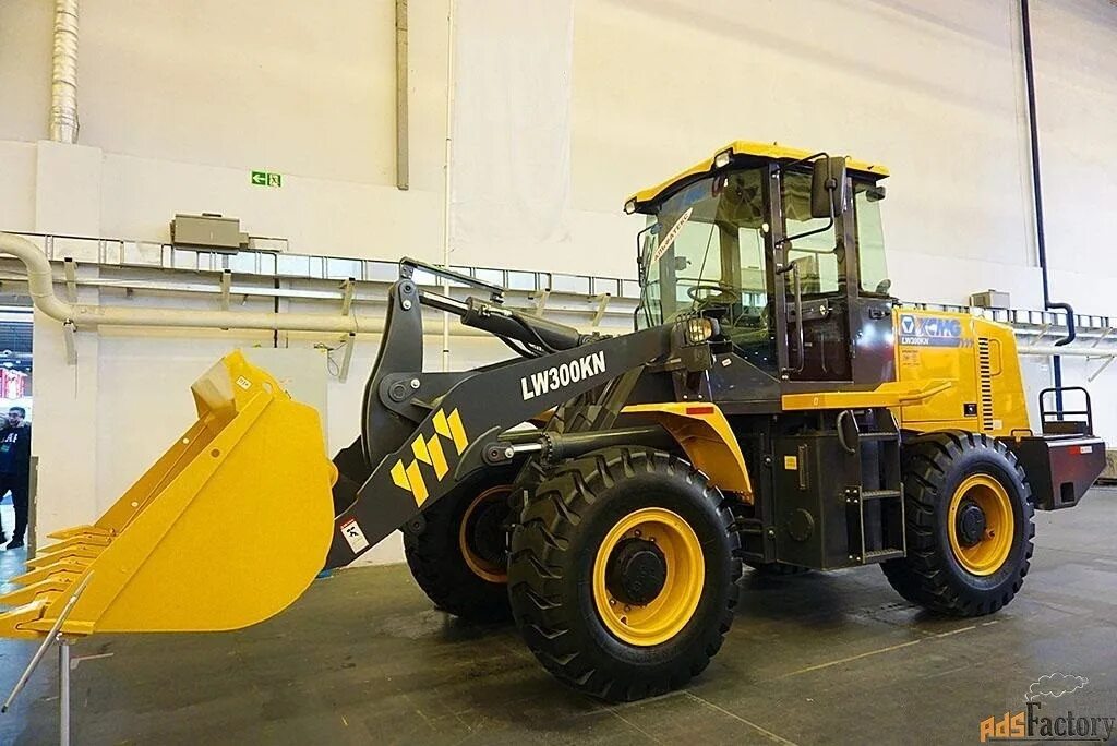 Фронтальный погрузчик xcmg lw600kn т25 вилочный захват. Погрузчик XCMG lw300kn. Фронтальный погрузчик XCMG lw300кn. Фронтальный погрузчик XCMG 300kn. XCMG 330 фронтальный погрузчик.