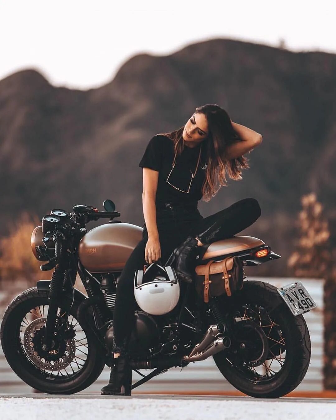 Triumph Scrambler 900 девушка. Девушка на мотоцикле. Фотосет на мотоцикле. Фотосессия на мотоцикле. Фото на байке