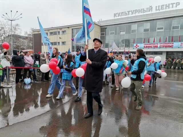 Первомай красноярск. Дк первого мая красноярск. Парк дк 1 мая красноярск. Сцена дк 1 мая красноярск. 1 май в красноярске.