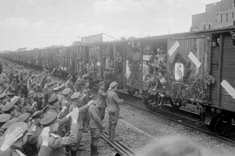 Эшелон северный. Встреча поезда Победы 1945. Возвращение с Великой Отечественной войны. Встреча поезда с фронта. Поезд Победы ВОВ.