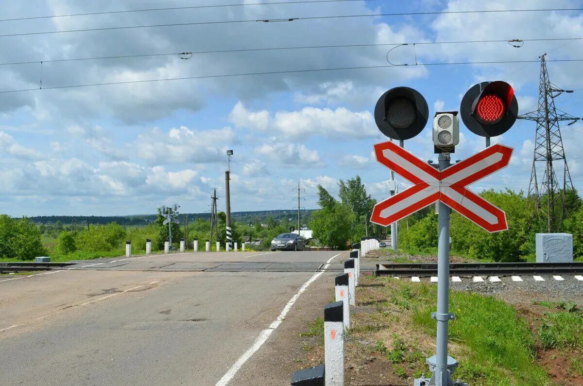 Видео жд переездов. Нововятск Киров. ЖД переезд Нововятск Киров. В Нововятске Железнодорожный переезд. Нововятский район города Кирова.