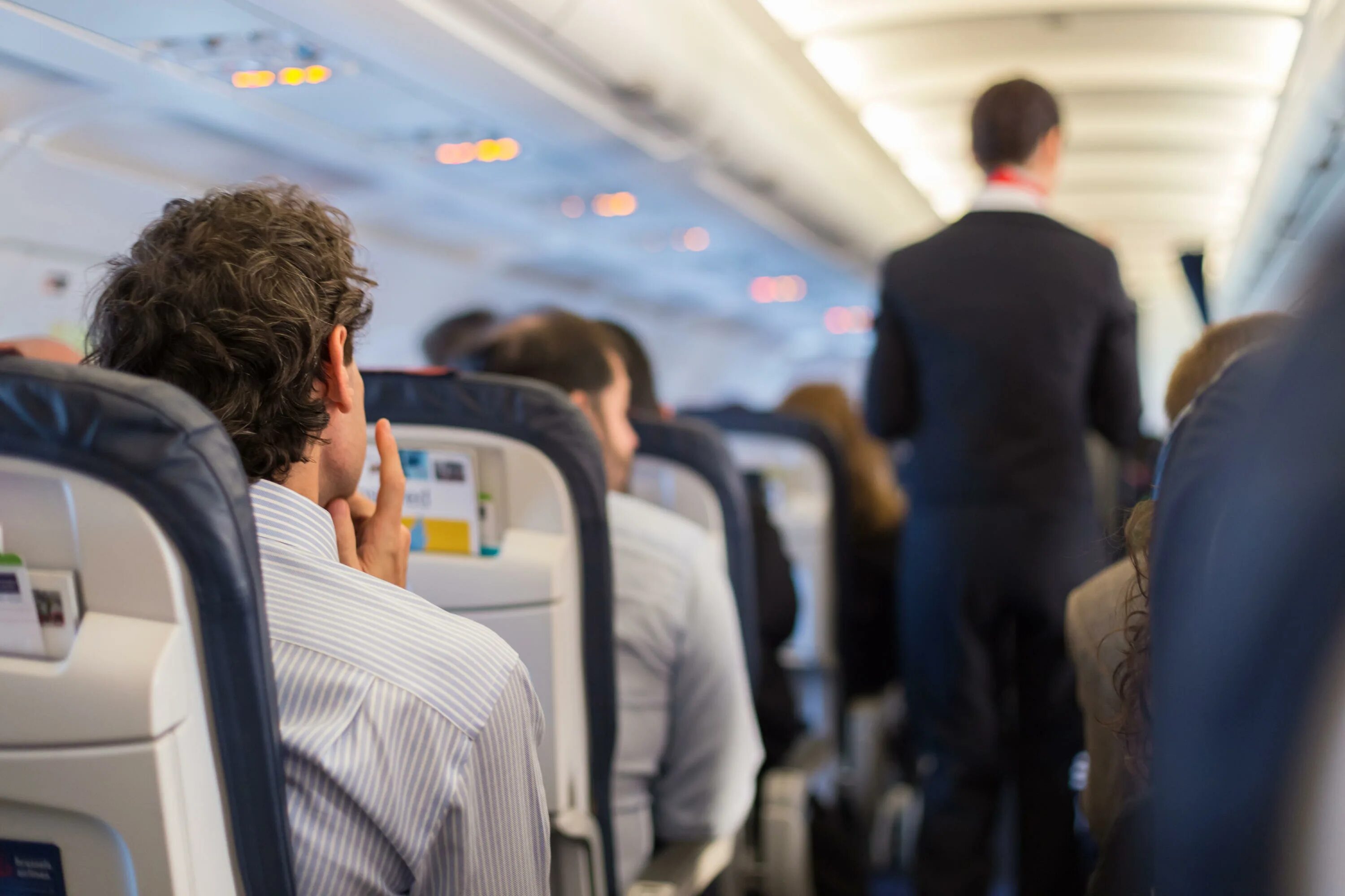 The plane showed the passengers. Самолет. Самолет с пассажиром. Люди в самолете. Авиаперевозка пассажиров.