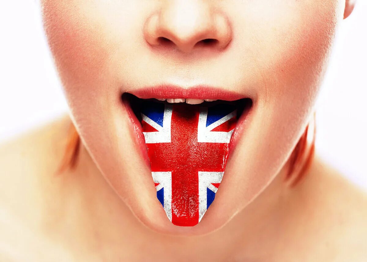 Флаг английского языка. Девушка с британским флагом. Язык с британским флагом. Англия язык. Знать английский в совершенстве