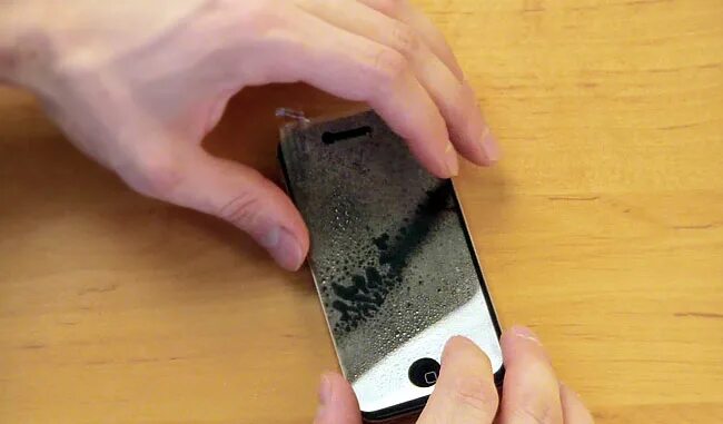 Защитное стекло для смартфона. Как сделать защитную пленку. Варианты наклеивания защитной пленки на стекло. Поврежденная пленка на телефон. Клеить пленку на телефон.