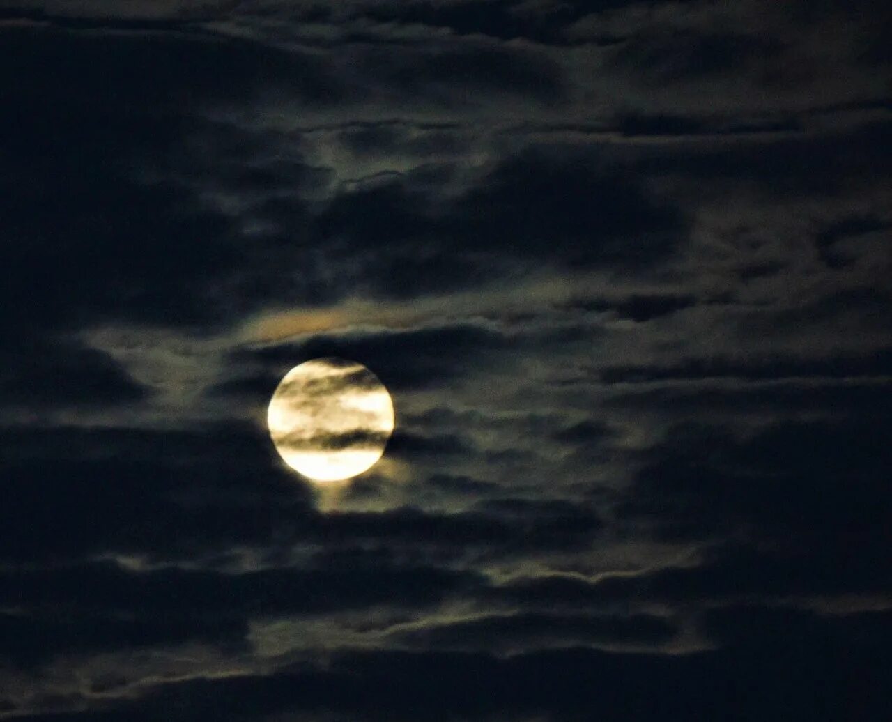 Mystery moon. Фото Луны. Луна издалека. Луна далеко. Луна с далека.
