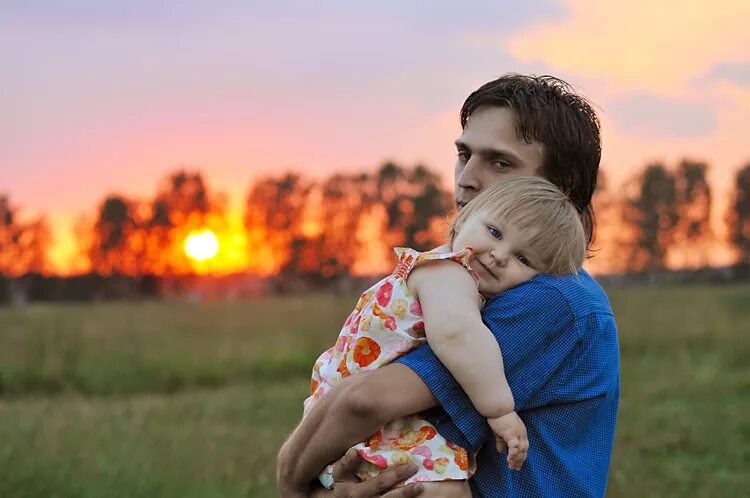 Песня сыновья и дочки нежные. Папины объятия. Ребенок обнимает папу. Отец обнимает сына. Девочка обнимает папу.