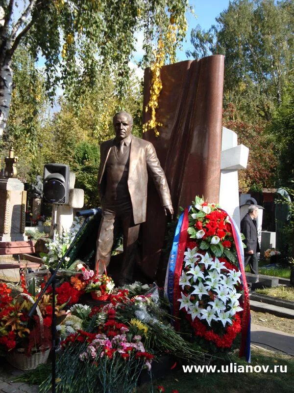 Памятник михаилу ульянову в москве где. Памятник Михаила Ульянова на Новодевичьем кладбище. Памятник Михаилу Ульянову на Новодевичьем кладбище.