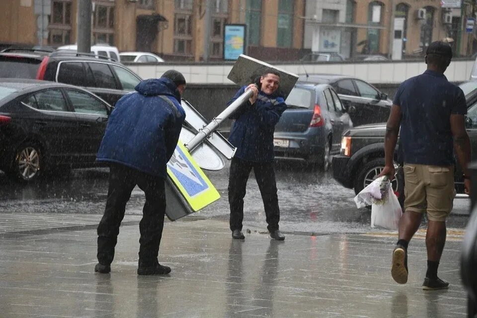 Сильный ветер. Сильный ветер в городе. Ветер в марте. Порывы ветра март. Порывы ветра завтра