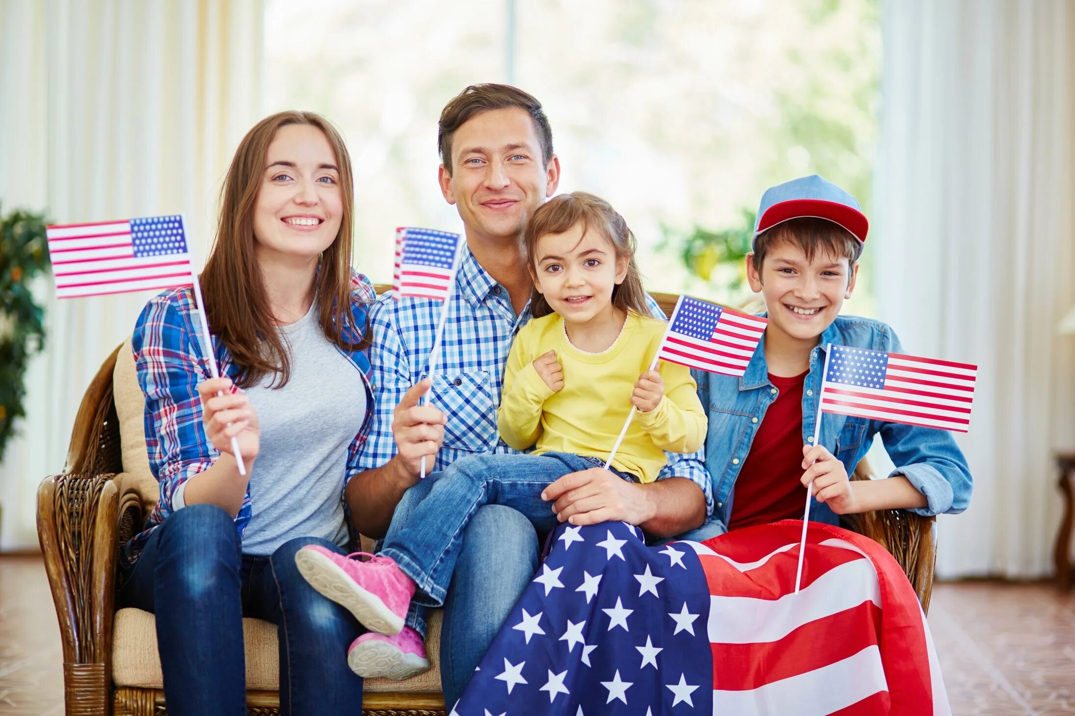 Modern americans. Счастливая американская семья. Американская семья и русская. Семья американцев. Американская семья фото.