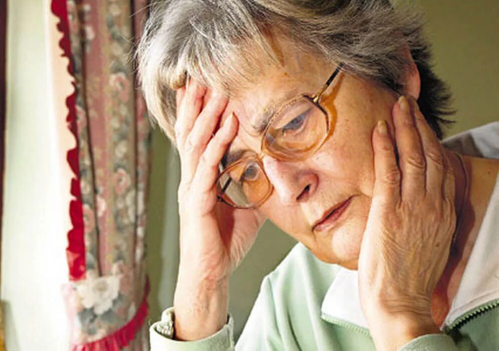 Бабушки устают. Тревога у пожилых. Пожилая женщина эмоции. Люди пожилого возраста. Тревожность у пожилых.