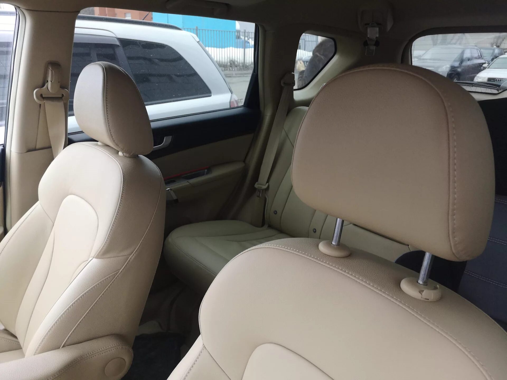 Сидения хавал джулиан. Haval h6 бежевый салон. салон haval h6 сиденья. санта фе 2001 американец бежевый салон. сиденье передние хавал h6.
