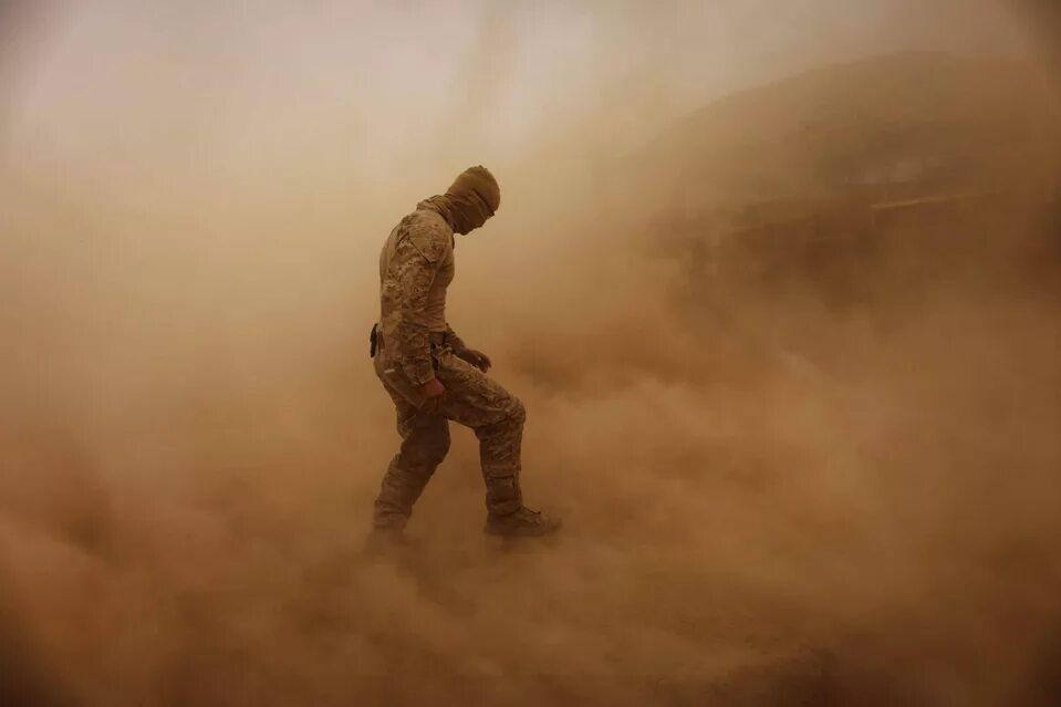 Убежавший солдат. Солдат в пустыне. Солдат в тумане. Солдат со спины. Уходящий солдат.