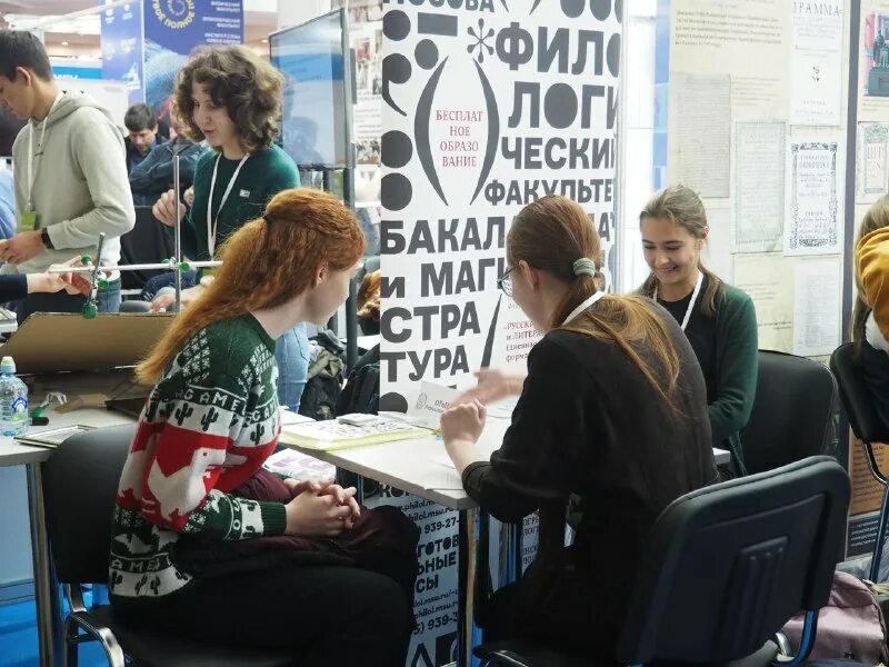 Отипл мгу. Вручение дипломов мгу. Альшенко николай александрович. Нерюнгринский медицинский колледж. Нерюнгринский медицинский колледж общежитие.