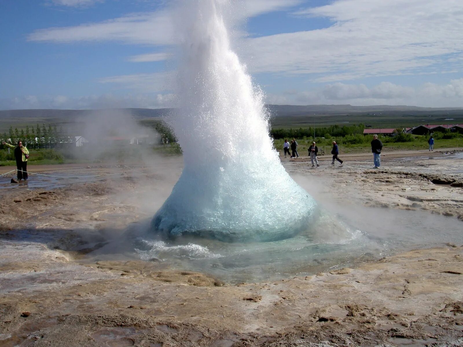 Вода гейзеров исландии. Великий Гейсир Исландия. Гейзер Гейсир Исландия. Гейзер Строккюр в Исландии. Гейзер фонтан Долина гейзеров.
