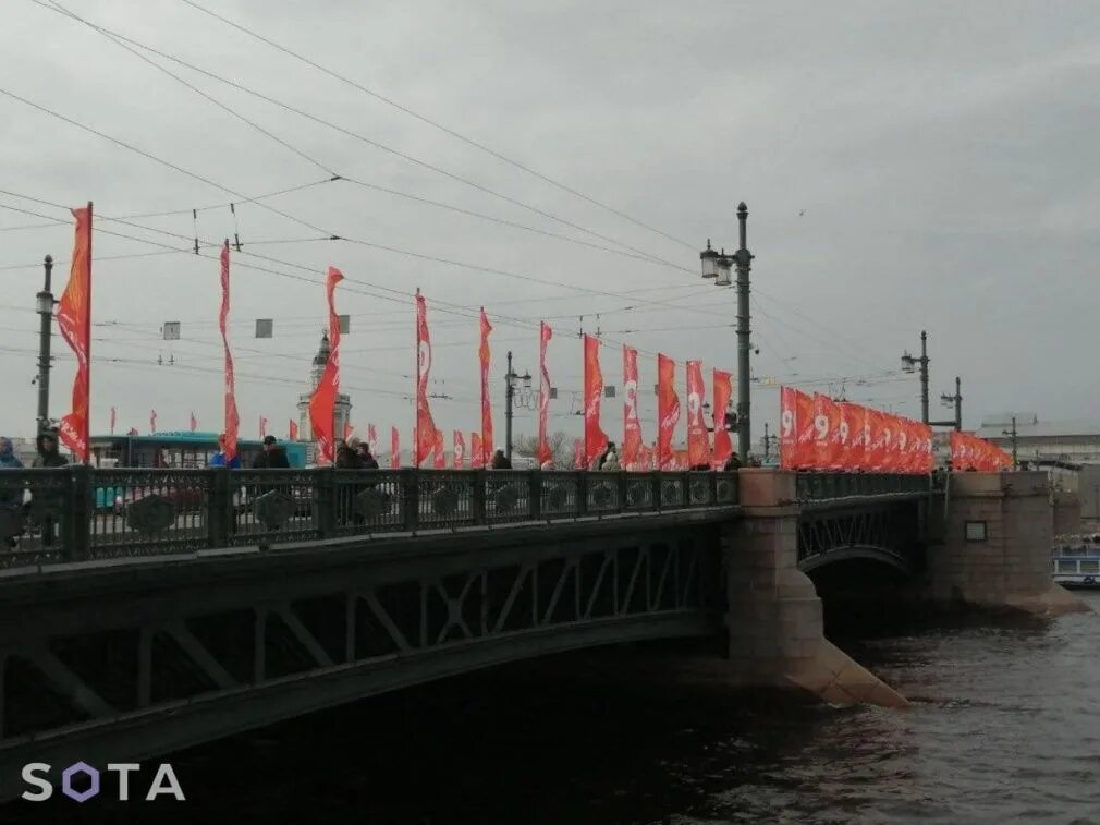 СПБ флаги на Мостах. Флаги на дворцовом мосту. Флаги на мосту в Питере. Дворцовый мост в Красном цвете. Петербург 27 февраля 2024 года