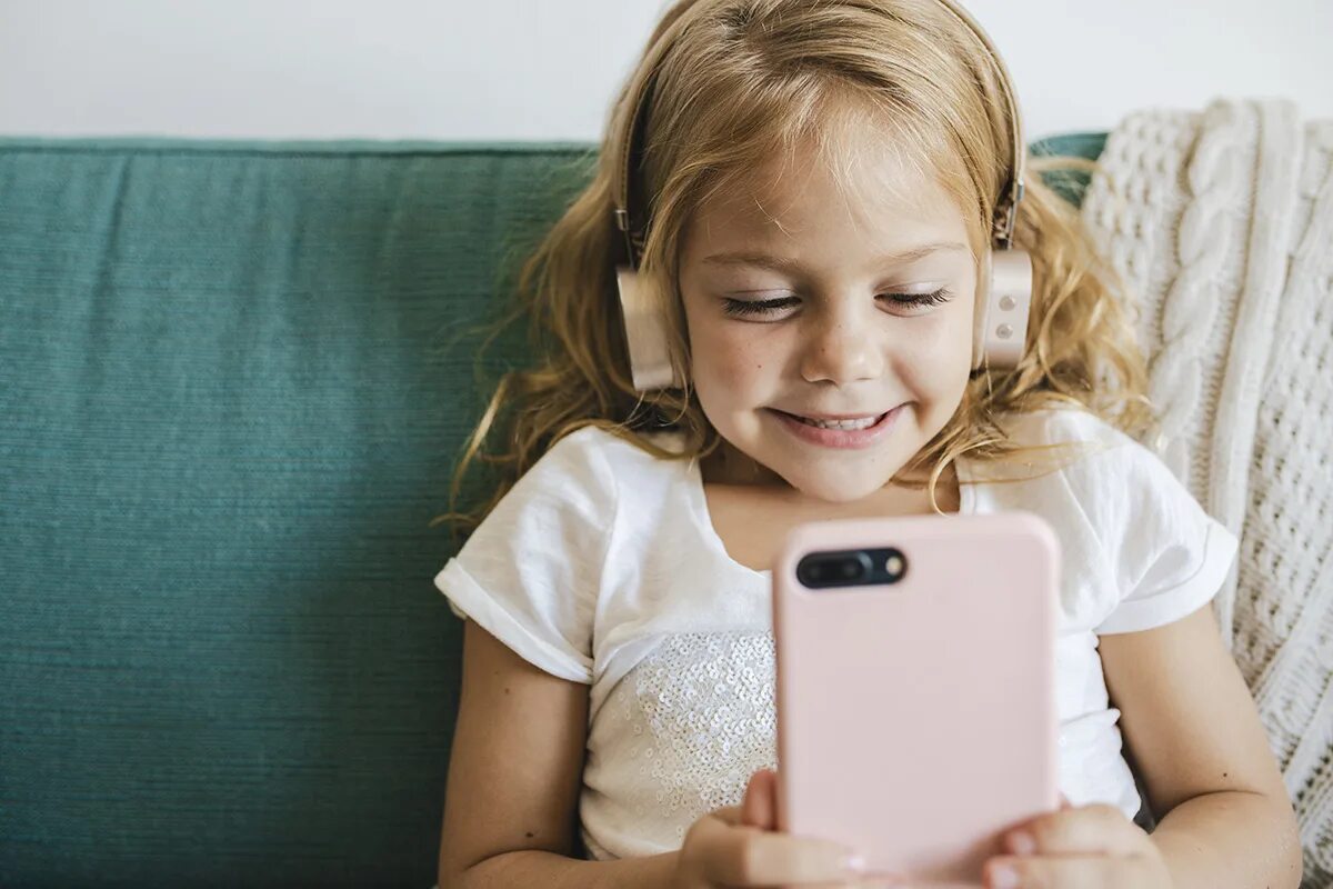Ребенок с мобильным телефоном. Children are talking. Kid phone. Ребенок с телефоном в руках. Kid phone.