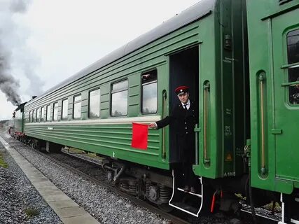 Поезд вагон зеленого