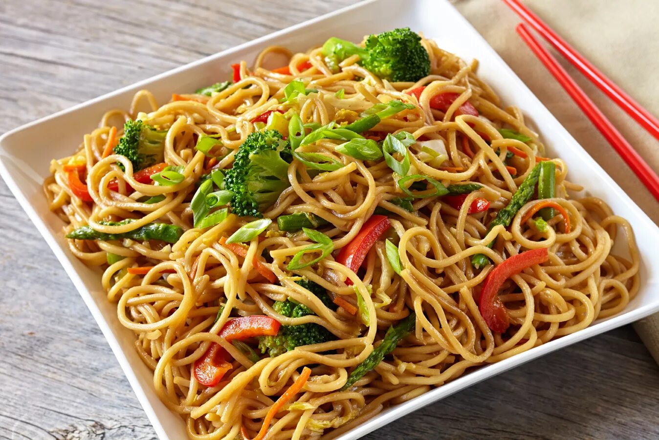 Удон быстрого приготовления. Нудлс лапша. chow mein лапша. лапша бун. лапша удон блэк.