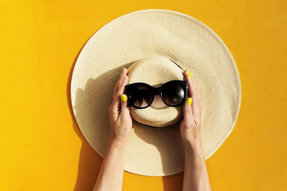Девушка в шляпе на солнце. Шляпа и очки. Солнечные очки и шляпа. Девушка в соломенной шляпе и очках. Мысли шляпа современная нарезка
