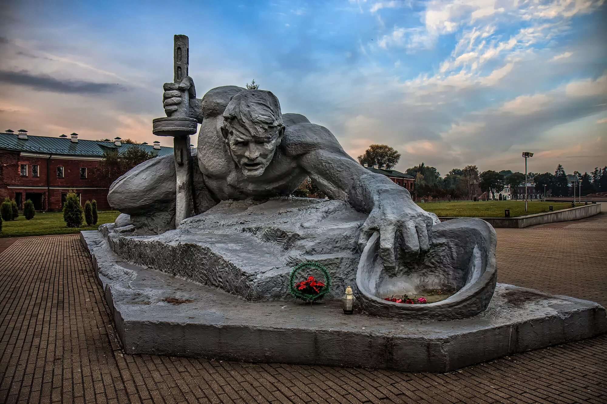 Кибальников брестская крепость жажда. Экспозиция жажда вов. Монумент жажда. Мемориальный комплекс брестская крепость-герой жажда. Мемориальный комплекс брестская крепость-герой жажда.