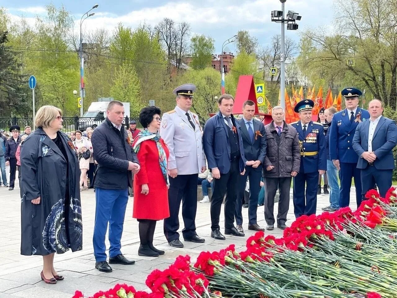 Александров 9 мая. Возложение цветов к памятнику. Цветы на 9 мая. Памятник 9 мая. Мемориал 9 мая.