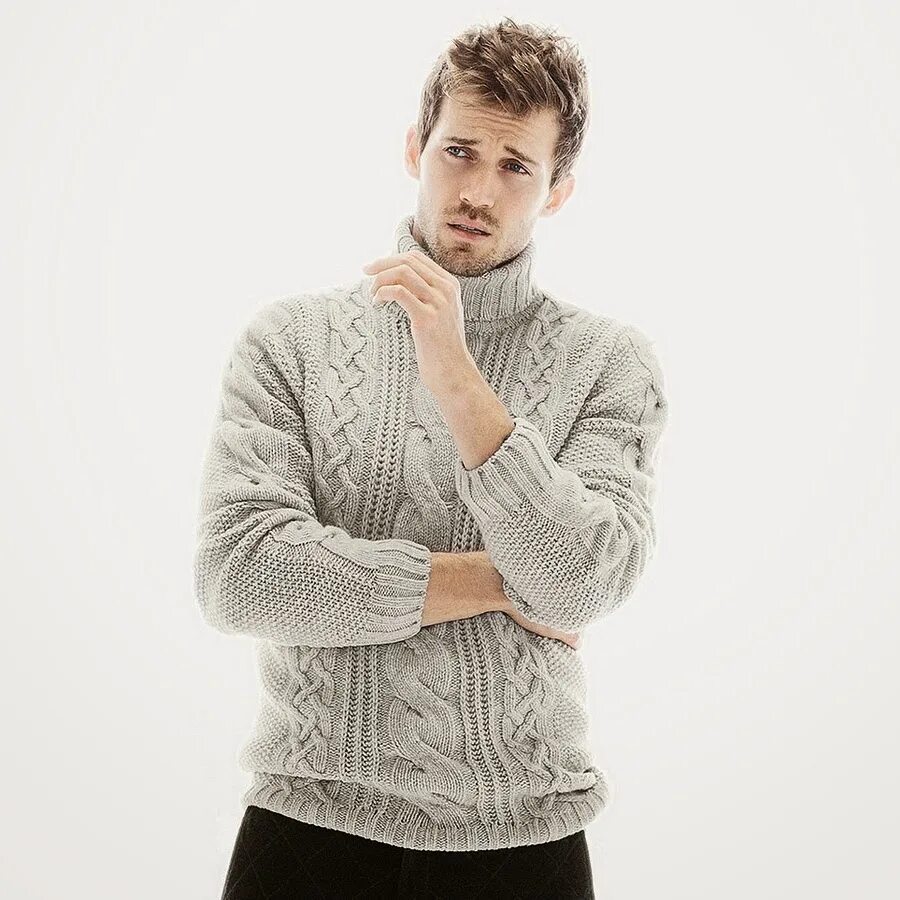 Свитер стоит. Свитер стоит. Джемпер мужской. Jumper одежда. Мужчина в водолазке.